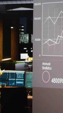 Projeksiyon ekranında analitik araçları olan dikey Video Boş kurumsal karanlık ofis, öngörü için kullanılacak bilgiler ve bilgi kaynakları. Çalışma saatleri dışında verimliliği artırma stratejisi.