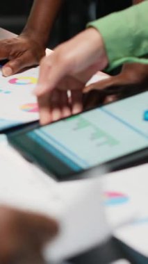 Dikey Video Çeşitliliği ekip üyeleri veri raporlarını paylaşmak, iş istihbaratını tartışmak ve şirket hissedarlarına yapılacak sunumlara ilişkin tahminleri hazırlamak için saatler sonra toplanıyorlar. Kamera B.