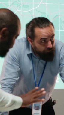 Dikey Video Çeşitliliği çalışanları, proje gündem planlamasını güvence altına almak amacıyla dosyalar üzerinde analiz, bilgi alışverişi ve performans göstergeleri için mesai sonrası bir iş toplantısına katıldılar. Geç saate kadar brifing