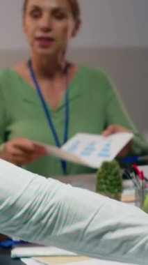 Çeşitli iş takımlarının görsel veri raporları için saatler sonra toplandığı dikey videoları kapatın, bilgi grafikleri ve projeksiyonları incelerken finans hedeflerini belirlemek için dosyaları paylaşın. İş bilgileri