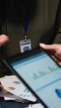 Dikey Video Çeşitliliği ekip üyeleri veri raporlarını paylaşmak, iş istihbaratını tartışmak ve şirket hissedarlarına yapılacak sunumlara ilişkin tahminleri hazırlamak için saatler sonra toplanıyorlar. Kamera A.