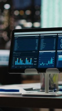 Çok uluslu bir şirketteki dikey Video Boş Alanı, karanlık bir ofis yönetim kurulunda önemli performans ölçümleri öngören veri içgörülerini gece geç saatlerde sergiliyor. Yönetim projesi gündemi.