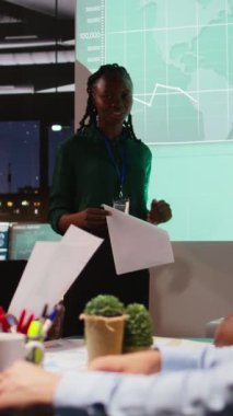 Dikey Video İşletme Ortakları, girişim faaliyeti içindeki kilit performans göstergelerini inceliyor. Değerlendirmeler yürütülüyor ve mesleki gelişmeyi ve takım verimliliğini arttırmak için güncellemeler tartışılıyor