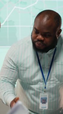 Verileri görselleştirme raporlarını paylaşmak, iş istihbaratını tartışmak ve şirket hissedarlarına yapılacak sunumlar için tahminler hazırlamak için saatler sonra Dikey Video Çeşitliliği proje ekibi toplantısı