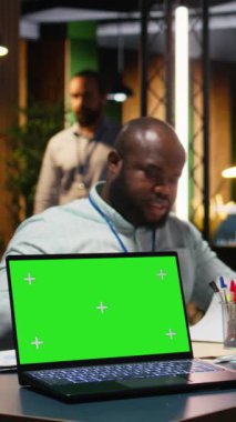 Ofis çalışanlarından oluşan dikey video ekibi gece geç saatlerde uzay ekranının yanında toplanıyor, bir strateji oluşturmak ve proje gündemi için hedefler belirlemek üzere geç bir danışma kurulu toplantısına katılıyor. Kamera A.