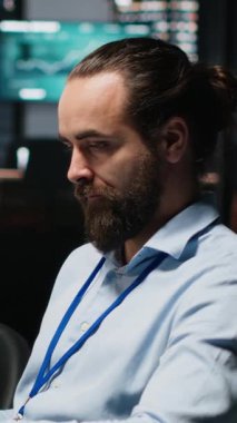 Analistlerden oluşan dikey video çeşitliliği ekibi, mesai saatleri dışında yıllık veri raporlarını gözden geçirip, üretkenliği sağlamak için iç iletişimi geliştiriyor. Girişim geliştirme planları üzerinde çalışıyorum. Kamera.