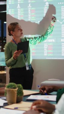 Vertical Video Corporate çalışanları proje detayları ve iş hedeflerine ulaşma, bütçe ve diğer kaynaklar hakkında önemli bilgiler paylaşıyorlar. Yönetim ekibi geç saatte toplandı.