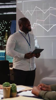 Vertical Video Diverse kurumsal danışmanları ilerideki projelerde çalışmak için geri bildirimleri ve hedefleri değerlendiriyor, gece toplantılarında bir plan ve strateji geliştiriyor. Karanlık ofisteki iş ortakları