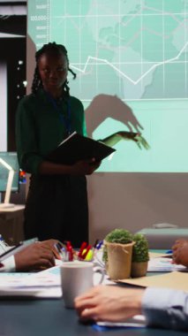 Bir şirketten Dikey Video Siyah takım lideri finans detayları ve yeni proje sunumunu gece yarısı iş toplantısında tartışıyor. Hissedarlar kalkınma fikirlerini paylaşıyorlar