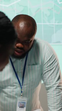 Dikey Video Çeşitliliği çalışma arkadaşları bir gece yarısı brifingine katılıyor, belgeleri değiş tokuş ediyor ve mali güncellemeleri gözden geçiriyorlar. Hedefleri işbirlikçi problem çözme yoluyla hizalamak