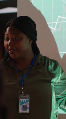 Vertical Video Diverse yönetici ekibi arz ve talebi değerlendirmek için bilgi grafiklerini analiz ediyor, şirket fonlarını artırmak ve işi uluslararası alanda geliştirmek için çalışıyor. Danışma kurulu geç oturumu