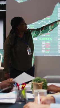 Vertical Video Diverse yönetici ekibi arz ve talebi değerlendirmek için bilgi grafiklerini analiz ediyor, şirket fonlarını artırmak ve işi uluslararası alanda geliştirmek için çalışıyor. Danışma kurulu geç oturumu