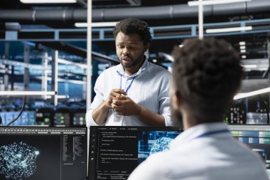 Veri merkezi yazılım geliştiricileri büyük veri tabanlarını analiz etmek için makine öğrenme algoritmaları kullanıyorlar. Sunucu çiftlik işyeri meslektaşları, veri örneklerini tanımak için yapay zeka kullanarak iş birliği yapıyorlar.