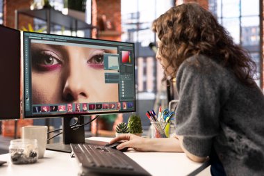 Kadın müteahhit yaratıcı çalışma alanı dijital medyada fotoğraf düzenleme yazılımıyla çalışıyor. Grafik tasarım dünyasında verimlilik ve yenilik sağlamak için çift monitör kullanmak.