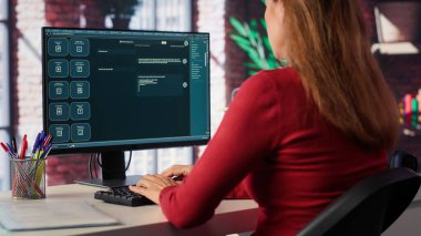 Bir masaüstü kurulumunda yapay zeka sohbet robotu sistemiyle çevrimiçi etkileşim, teknoloji evrimini kullanan kadın, sanal yardım ve üretkenlik ve yenilik için otomatik diyalog. Kamera A.