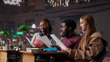 Üniversite öğrencileri muhasebe prensiplerini ve işletme yönetimi derslerinin mali analizini öğreniyor, kütüphanede ders kitapları ve materyalleri kullanıyor. - Girişimcilik. Kamera B.