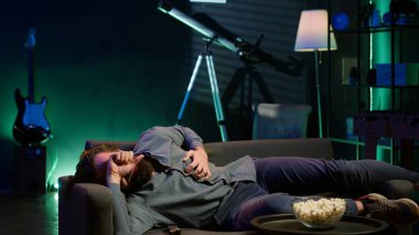 TV 'de film seyrederken kalp krizi geçiren, sorunlu, sakin bir hayat süren bir adam. Hasta insan göğsünde ağrı hissediyor, koltukta titriyor, hayatı için savaşıyor, kamera A