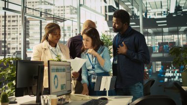 Görevdeki gülümseyen işçilerin portresi son teslim tarihinden önce projeyi bitirmek için birlikte çalışıyorlar, beyin fırtınası yapıyorlar. Memurlardan oluşan bir ekip görevler, çapraz inceleme belgeleri, kamera B