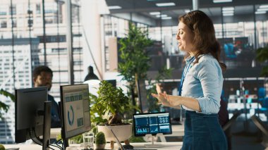 Ofiste olumlu e-postayı okuduktan sonra başarıyı kutlayan mutlu yönetici, meslektaşlarıyla iyi haberleri paylaşıyor. Müşteri edinme sonrası heyecanlanan çalışanlar, iş arkadaşlarıyla başarı paylaşımı, kamera A