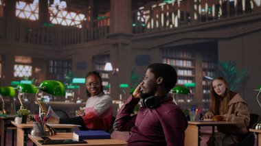 Kaba adam kütüphanedeki bir telefona cevap veriyor ve insanları rahatsız ediyor, çok gürültü yapıyor. Öğrenciler sessiz kalmak istiyor. Öğrenirken ve okurken odaklanamıyorlar. Kamera B.