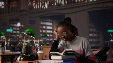 Kolejde periyodik sınavlar için okurken yorgun düşmüş bir öğrenci mükemmel notlarla diploma için çok çalışıyor. Birinci sınıftan önce bütün gece çalışmaktan yorgun düşmüş bir öğrenci. Kamera B.