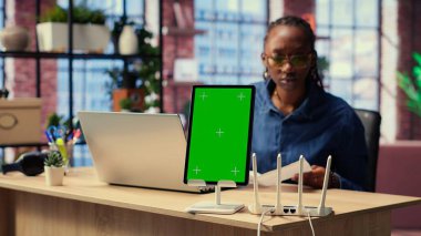 Siyah kız, kablosuz ekranın yanındaki modemi yeniden başlatarak, teknik sorunları çözmek için sinyal kaybını gidermeye çalışıyor. Farklı yapılandırmalar deneniyor. Kamera B.