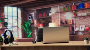 Boş, modern bir daire ev ofisi ve ev ofisinde dizüstü bilgisayarı, ahşap zeminli ve kapalı salonda bitkileri olan bir çatı katında son moda mobilyalar. Lüks konforlu minimalist şehir çatı katı.