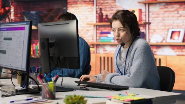 Canlı sohbet desteği sağlayan, klavyede yazan, müşteri şikâyetleriyle ilgilenen bir işçi. Merkezi arayıp tatmin olmamış müşterilerle ilgilenen ve endişelerine yardımcı çözümler sunan A kamerasını ara.