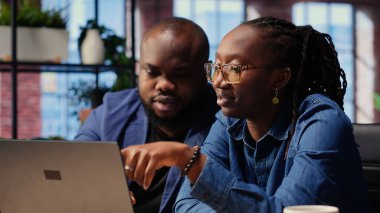 Siyahi erkek ve kadın arşivlenmiş dosyalardan online veri içeren bir rapor hazırlıyor. Yeteneklerini geliştiriyor ve kariyer bağımsızlığını kazanıyorlar. Uzaktan kumandalı işçiler günlük işleri hallediyor. Kamera B.