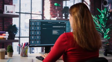 Bir masaüstü kurulumunda yapay zeka sohbet robotu sistemiyle çevrimiçi etkileşim, teknoloji evrimini kullanan kadın, sanal yardım ve üretkenlik ve yenilik için otomatik diyalog. Kamera B.