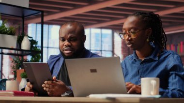 Modern bir dairedeki cihazlar üzerinde internette gezinen serbest çalışanlar, sanal bir çalışma alanında bir bağımsızlık, bağlantı ve üretkenlik yaşam tarzı gösteriyorlar. Çoklu görev. Kamera B.