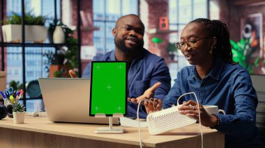 Siyahi erkek ve kadın evdeki internete, ekranın yanında sinirleniyorlar, zayıf bağlantıları tespit ediyorlar ve ağ hatalarını düzeltmek için farklı sorun çözme tekniklerini deniyorlar. Kamera B.