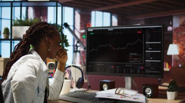 PC kullanan bir borsacı, hisse senedi satın alındıktan sonra üzülmüş ve değerini kaybetmiş, evrak işleriyle uğraşmış. Borsa ve kamera A 'yı satma fırsatını kaçırınca eski tüccar hayal kırıklığına uğradı.