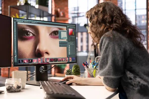 Kadın müteahhit yaratıcı çalışma alanı dijital medyada fotoğraf düzenleme yazılımıyla çalışıyor. Grafik tasarım dünyasında verimlilik ve yenilik sağlamak için çift monitör kullanmak.