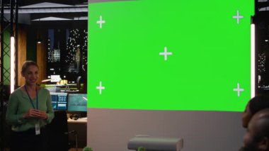 Karanlık bir ofiste yapılan bir iş toplantısında, çeşitli personelin paydaşlarına öneriler sunması, bütçe güncellemelerini tartışmak için gece yarısı konferansı, şirket hedeflerini sezgisel olarak tartışması. Kamera A.