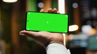 Ekip üyeleri, bir strateji oluşturmak ve proje gündemi için hedefler belirlemek amacıyla saatlerce izole edilmiş akıllı telefon ekranının yanında toplandılar. Kamera A.