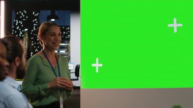 Karanlık bir ofiste yapılan bir iş toplantısında, çeşitli personelin paydaşlarına öneriler sunması, bütçe güncellemelerini tartışmak için gece yarısı konferansı, şirket hedeflerini sezgisel olarak tartışması. Kamera B.