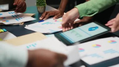 Çeşitli ekip üyeleri, saat sonra veri raporlarını paylaşmak, iş istihbaratını tartışmak ve şirket hissedarlarına yapılacak sunumlar için tahminler hazırlamak üzere bir araya geldiler. Kamera B.