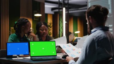 İş arkadaşları, çok uluslu bir firmanın strateji odasında yeşil ekranlı iş toplantısına ev sahipliği yapıyor, önerileri ve güncellemeleri gözden geçiriyorlar. Organizasyonun geleceği için kararlar vermek. Kamera A.