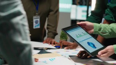 İş danışmanlarıyla saatler sonra yapılan toplantılarda şemaları gözden geçirir ve riskleri değerlendirir, geri bildirim alışverişi yapar ve iş istihbaratının desteklediği görüşler üzerinde işbirliği yaparlar. Tahminlerde bulunuyorum. Kamera B.