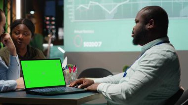 Mesai saatleri dışında fotokopi ekranlı bir şirket özeti için profesyonel grup toplantısı. Şirket geliştirme hedefleri ve hedefleri sıralanıyor. Gece yarısı sunum gündemi. Kamera B.