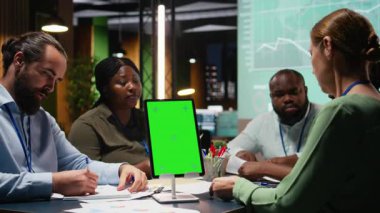 Karanlık bir ofisteki çeşitli takımlar, küresel paydaşlarla yapılan ortak proje brifinginde şirket gündemini kesinleştirerek görüşlerini ve görüşlerini paylaşıyorlar. Mesai sonrası tartışmalar. Kamera A.