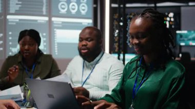 Siyahi yönetici yardımcısı sermaye fonlarını ve toplantıdaki raporlara ilişkin gelir verilerini izliyor, kâr artışı ve bir proje için bütçe tahsisini gözden geçiriyor. Bilgilendirici gece oturumu. Kamera A.