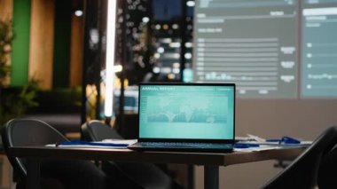 Çalışma saatleri dışında boş bir şirket ofisinde dizüstü bilgisayarın kapatılması, proje brifingleri ve stratejik toplantılar için hedeflenen planlar ve analizler başarıya odaklanmış bir organizasyon içinde hazır..