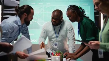 Çeşitli proje ekibi saatler sonra veri görselleştirme raporlarını paylaşmak, iş istihbaratını tartışmak ve şirket hissedarlarına yapılacak sunumlar için tahminler hazırlamak için toplanıyor. Kamera A.