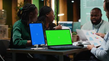 Krom anahtarlı bir dizüstü bilgisayarla yapılan toplantıda çok ırklı uzmanlardan oluşan bir ekip, görüşleri analiz ediyor ve proje hedefleri belirliyor. Kısa bir süre sonra büyüme hedeflerine ulaşacağız. Kamera B.