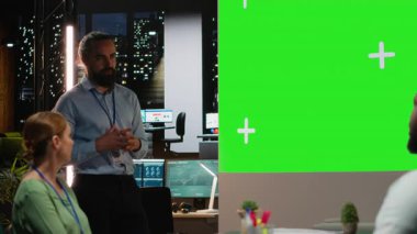 Şirket takımı, gece yarısı danışma kurulu toplantısına modelleme, planlama stratejisi ve gündem hedefleriyle katılıyor. Uzmanlar şirketteki ortaklarla güncellemeleri gözden geçiriyorlar. Kamera B.