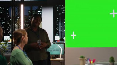 Hissedarlar, stratejik konferansta personelle fotokopi alanının oluşturulması, şirketin geliştirilmesi ve bir proje için daha fazla fon sağlanması konularında görüştüler. Geç saatte kurumsal etkinlik. Kamera B.