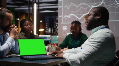 Çeşitli iş adamları krom anahtarlı bir toplantıya ev sahipliği yapıyor. Gece geç saatlerde bütçe güncellemeleri ve performans ölçümlerini tartışmak için toplantı yapıyorlar. Şirket hedeflerini vizyon için hizala. Kamera A.