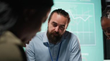 Çeşitli profesyonel gruplar, şirket hedeflerini şirket ilerlemesi için hissedarların beklentileriyle aynı hizaya getirmek için projeksiyonlar ve bütçeler kullanarak dosyaları ve performans ölçümlerini gözden geçiriyorlar. Kamera B.